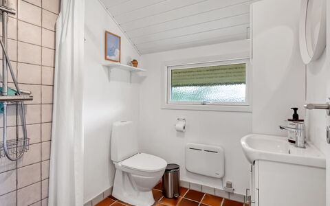 Athislus - 1.1Km from the Sea: Armatur, Flooring, Badezimmer, Fussboden, Toilette, Interior Design, Toilleten Sitz, Decke, Sinken, Zapfhahn