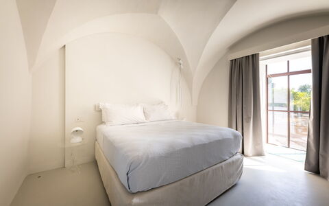 Palazzo Villani Lubelli: Wand, Fussboden, Flooring, Decke, Schlafzimmer, Bett, Bedding, Bettdecke, Design, Bettrahmen