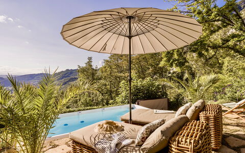 Villa Chiovada: Gartenmöbel, Möbel, Regenschirm, Resort, Schatten, Eco Hotel, Stuhl, Schwimmbad, Freizeit, Sonnenliege