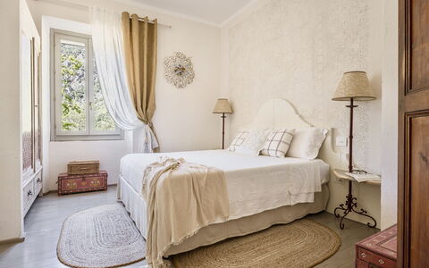 Villa Chiovada: Möbel, Bett, Interior Design, Schlafzimmer, Wand, Bedding, Bettdecke, Holz, Fussboden, Zimmer