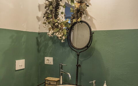 Villa Chiovada: Bad Sink, Interior Design, Armatur, Light Fixture, Beleuchtung, Installation, Sinken, Zapfhahn, Badezimmer, Spiegel
