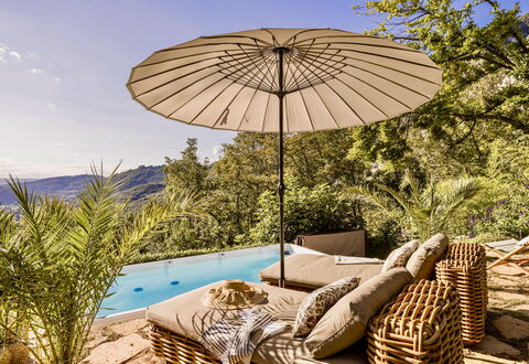 Villa Chiovada: Gartenmöbel, Möbel, Regenschirm, Resort, Schatten, Eco Hotel, Stuhl, Schwimmbad, Freizeit, Sonnenliege