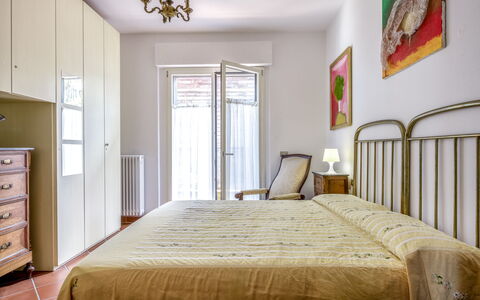 Il Ferrone Apartment with Garden - Greve in Chiant: Bett, Schlafzimmer, Bedding, Möbel, Interior Design, Bettdecke, Zimmer, Holz, Flooring, Fussboden