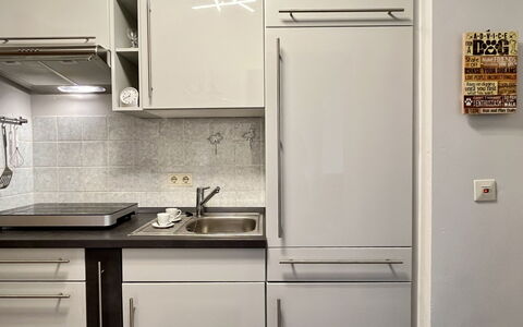 Sonnige Aussichten: Küchengerät, Küche, Countertop, Major Appliance, Cabinetry, Spüle, Haushaltsgerät, Sinken, Interior Design, Möbel