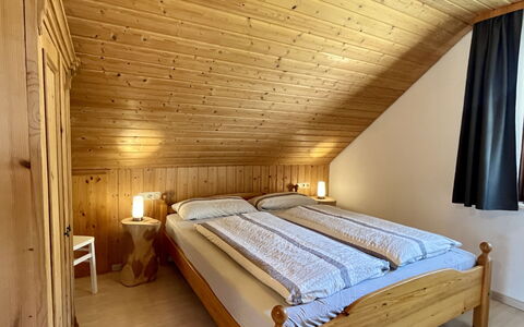 Bienek: Holz, Schlafzimmer, Interior Design, Decke, Bett, Fussboden, Bettdecke, Bettrahmen, Bedding, Zuhause