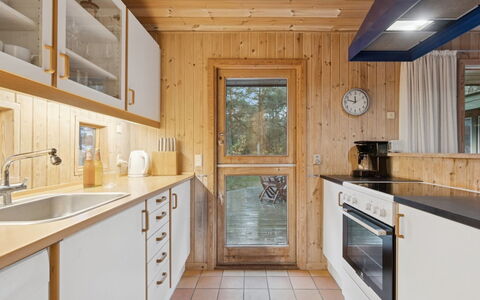 Tjegge - 500M from the Sea: Küche, Countertop, Küchengerät, Flooring, Interior Design, Holz, Cabinetry, Major Appliance, Decke, Fussboden
