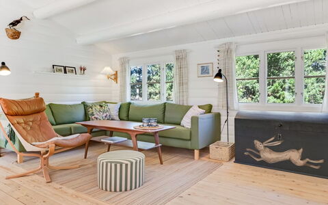 Reinhardt - 800M from the Sea: Möbel, Flooring, Interior Design, Holz, Fussboden, Holzboden, Couch, Wohnzimmer, Zuhause, Zimmer