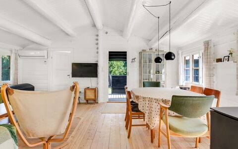 Reinhardt - 800M from the Sea: Holz, Möbel, Decke, Interior Design, Flooring, Zuhause, Fussboden, Stuhl, Tür, Wohnzimmer