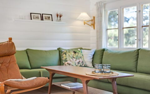 Reinhardt - 800M from the Sea: Möbel, Flooring, Holz, Interior Design, Fussboden, Wohnzimmer, Holzboden, Beleuchtung, Couch, Zuhause