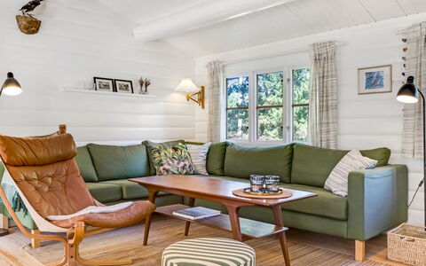 Reinhardt - 800M from the Sea: Möbel, Interior Design, Flooring, Couch, Holz, Fussboden, Wohnzimmer, Holzboden, Zuhause, Beleuchtung