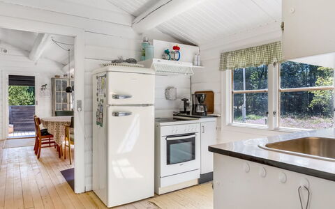 Reinhardt - 800M from the Sea: Küche, Major Appliance, Flooring, Küchengerät, Holz, Fussboden, Möbel, Interior Design, Decke, Countertop