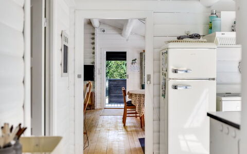 Reinhardt - 800M from the Sea: Flooring, Holz, Fussboden, Interior Design, Holzboden, Major Appliance, Decke, Zuhause, Möbel, Küche