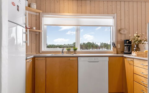 Galin - 210M to the Fjord: Küche, Flooring, Holz, Interior Design, Küchengerät, Countertop, Major Appliance, Fussboden, Spüle, Beleuchtung