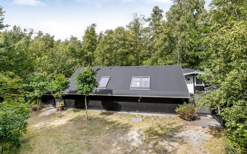 Else - 470M from the Sea: Dach, Zuhause, Hütte, Estate, Garten, Schatten, Auffahrt, Landscaping, Garten, Hinterhof