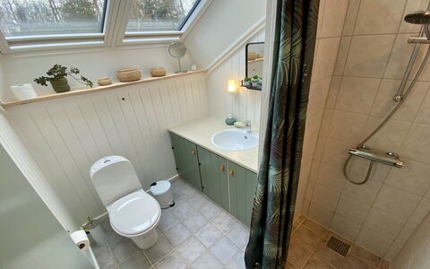 Else - 470M from the Sea: Badezimmer, Armatur, Holz, Sinken, Bad Sink, Flooring, Toilette, Fussboden, Zapfhahn, Installation