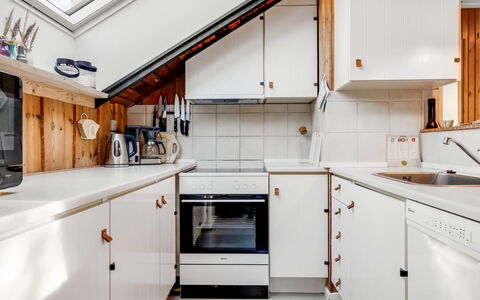 Else - 470M from the Sea: Küche, Major Appliance, Holz, Küchengerät, Flooring, Interior Design, Countertop, Decke, Cabinetry, Fussboden
