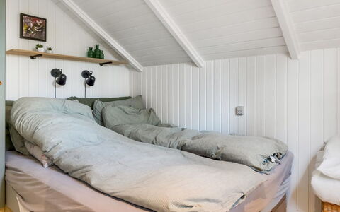 Else - 470M from the Sea: Schlafzimmer, Holz, Bett, Fussboden, Flooring, Bettdecke, Interior Design, Linens, Bedding, Möbel