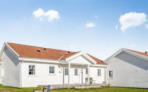 Ama - 350M from the Sea: Hütte, Hinterhof, Garten, Gartenbauten, Schuppen, Abstellgleis, Gartenmöbel, Blockhaus, Outdoor Struktur, Hütte