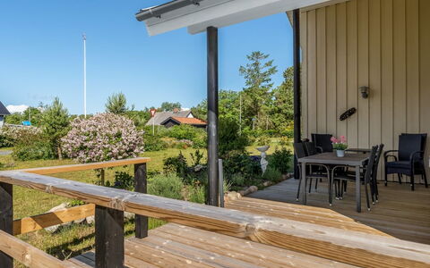 Tjorven - 400M from the Sea: Holz, Veranda, Zuhause, Verbundwerkstoff, Deck, Hartholz, Holzbeize, Schatten, Planke, Geländer