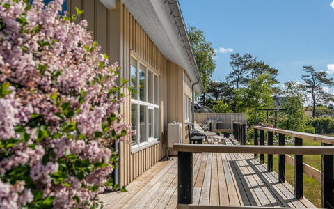 Tjorven - 400M from the Sea: Holz, Veranda, Zuhause, Hartholz, Deck, Hütte, Holzbeize, Abstellgleis, Planke, Estate