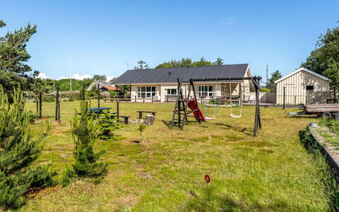 Tjorven - 400M from the Sea: Haus, Dach, Einfach, Grundstueck, Rasen, Hütte, Garten, Schatten, Hinterhof, Garten