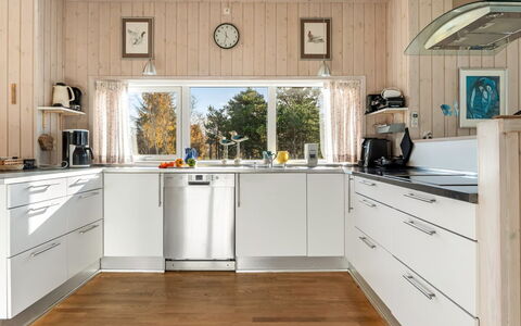 Tjorven - 400M from the Sea: Küche, Küchengerät, Countertop, Flooring, Holz, Cabinetry, Major Appliance, Interior Design, Möbel, Sinken