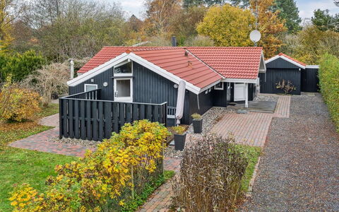 Gyda - 840M from the Sea: Haus, Zuhause, Dach, Wohngebiet, Hütte, Estate, Abstellgleis, Garten, Vorort, Landscaping