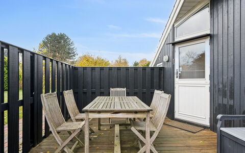 Gyda - 840M from the Sea: Holz, Verbundwerkstoff, Hartholz, Planke, Deck, Holzbeize, Schatten, Holzboden, Abstellgleis, Veranda