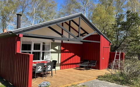 Catha - 200M from the Sea: Hütte, Hinterhof, Garten, Gartenbauten, Schuppen, Abstellgleis, Gartenmöbel, Blockhaus, Outdoor Struktur, Hütte
