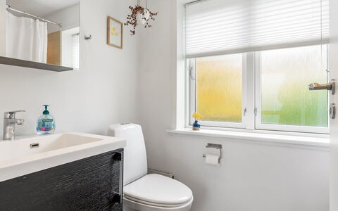Paule - 1.3Km from the Sea: Badezimmer, Armatur, Interior Design, Flooring, Fussboden, Zapfhahn, Sinken, Installation, Toilette, Badewanne