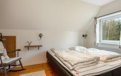 Paule - 1.3Km from the Sea: Schlafzimmer, Holz, Fussboden, Bett, Flooring, Möbel, Interior Design, Bedding, Bettdecke, Bettrahmen