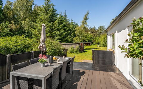 Paule - 1.3Km from the Sea: Holz, Strauch, Veranda, Möbel, Deck, Holzboden, Gartenmöbel, Hartholz, Garten