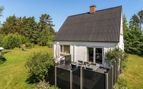 Paule - 1.3Km from the Sea: Dach, Haus, Strauch, Hütte, Grundstueck, Zuhause, Garten, Rasen, Hinterhof, Abstellgleis