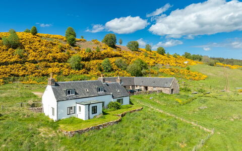 Bunloit Farmhouse: Gras, Vegetation, Wiese, Hochland, Hügel, Landschaft, Ländliches Gebiet, Hütte, Pflanzengemeinschaft, Grundstueck