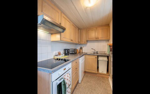 Bunloit Farmhouse: Küche, Countertop, Küchengerät, Major Appliance, Cabinetry, Holz, Interior Design, Flooring, Decke, Möbel