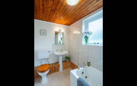 Bunloit Farmhouse: Badezimmer, Bad Sink, Armatur, Interior Design, Wand, Flooring, Sinken, Decke, Fussboden, Zapfhahn