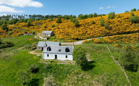Wester Bunloit: Gras, Wiese, Hochland, Strauch, Hügel, Ländliches Gebiet, Landschaft, Pflanzengemeinschaft, Grundstueck, Hütte