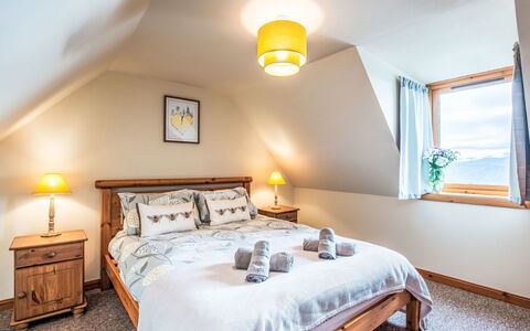 Wester Bunloit: Bett, Schlafzimmer, Bettdecke, Bedding, Interior Design, Holz, Möbel, Zuhause, Fussboden, Decke