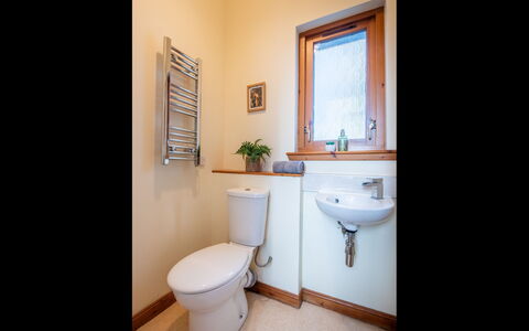 Wester Bunloit: Toilleten Sitz, Badezimmer, Armatur, Toilette, Installation, Interior Design, Flooring, Fussboden, Zapfhahn, Bad Sink