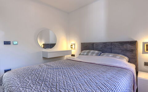 Damir: Bett, Möbel, Bedding, Interior Design, Schlafzimmer, Bettdecke, Wand, Linens, Fussboden, Flooring