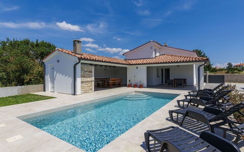 Damir: Schwimmbad, Dach, Verbundwerkstoff, Estate, Villa, Fliese, Resort, Water Feature, Eco Hotel, Bauernhaus
