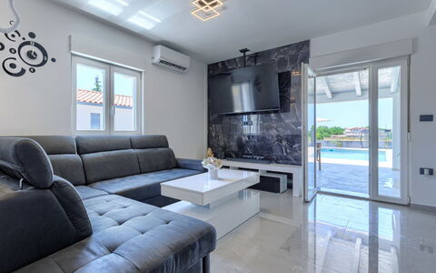 Damir: Möbel, Interior Design, Flooring, Couch, Fussboden, Wohnzimmer, Decke, Tabelle, Beleuchtung, Wohnung