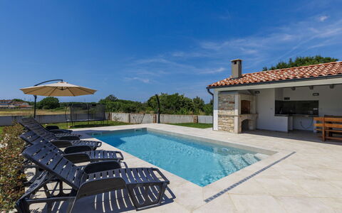 Villa Paolinna: Schwimmbad, Verbundwerkstoff, Estate, Gartenmöbel, Flagstone, Beton, Schatten, Fliese, Villa, Design