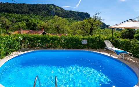 Sirotnjak: Blau, Schwimmbad, Wasser, Gartenmöbel, Freizeit, Resort, Eco Hotel, Schatten, Ferienort, Hinterhof