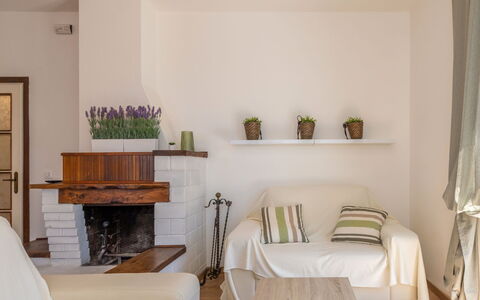 Enda: Möbel, Interior Design, Flooring, Wand, Fussboden, Holz, Zimmer, Wohnzimmer, Beleuchtung, Couch