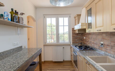 Enda: Küche, Countertop, Cabinetry, Interior Design, Küchengerät, Flooring, Möbel, Major Appliance, Holz, Fussboden