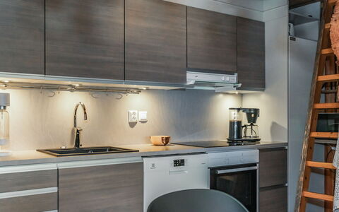 Tunturin Villa Pipo: Küche, Küchengerät, Countertop, Flooring, Interior Design, Holz, Major Appliance, Möbel, Cabinetry, Haushaltsgerät