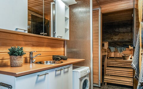 Tunturin Villa Pipo: Holz, Flooring, Interior Design, Fussboden, Major Appliance, Armatur, Countertop, Decke, Küche, Zimmer