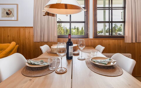 Maijantupa: Möbel, Interior Design, Holz, Flooring, Light Fixture, Tabelle, Decke, Küche & Esszimmer Tisch, Fussboden, Esszimmer