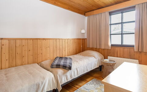 Maijantupa: Holz, Flooring, Fussboden, Schlafzimmer, Bett, Interior Design, Decke, Hartholz, Bettdecke, Holzbeize